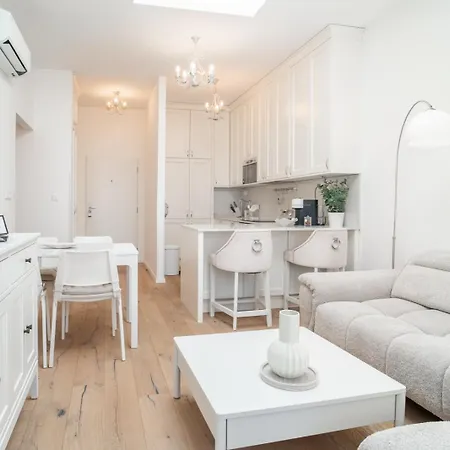 Unforgettable Old Town Apartment